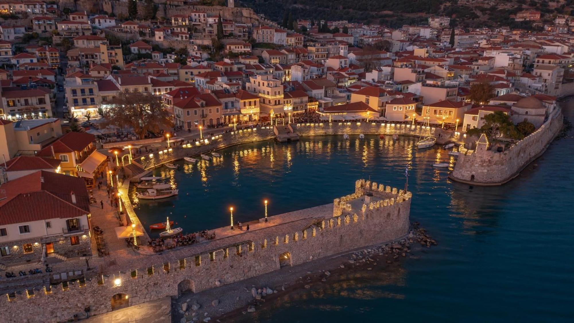 Nafpaktos Beach Luxury Suites Екстер'єр фото
